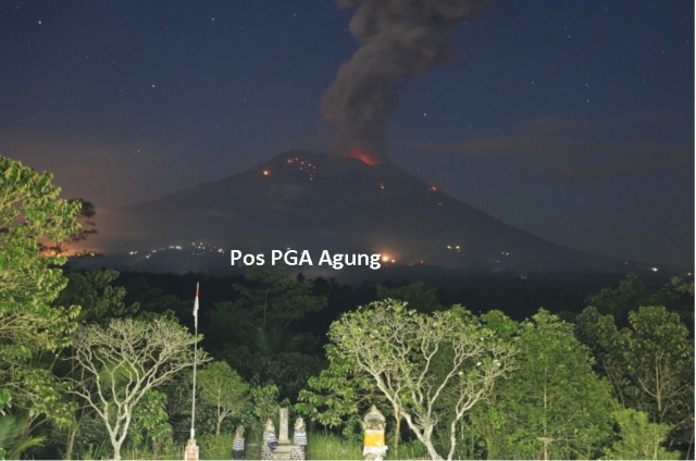 Gunung Agung kembali erupsi pada Minggu (21/4). Foto: Istimewa
