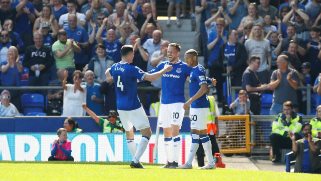 Pemain-pemain Everton merayakan gol Sigurdsson. Foto: Reuters/Jason Cairnduff