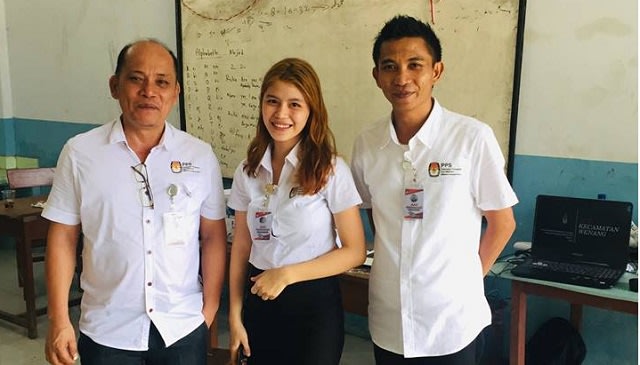 Ketua PPS Kelurahan Pinaesaan, Feny Assa (paling kiri), saat bertugas pada Pemilu 2019 (foto: dokumen pribadi/ facebook feny assa)