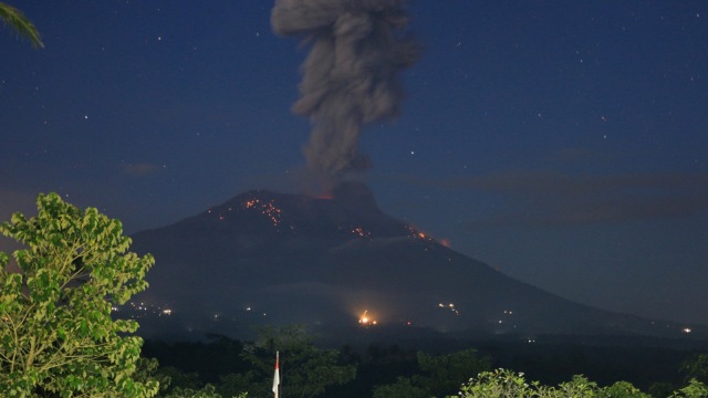 Abu vulkanis dan batu pijar terlontar dari kawah Gunung Agung saat erupsi yang terpantau dari Pos Pengamatan Gunung Api Agung, Karangasem, Bali, Minggu (21/4). Foto: ANTARA FOTO/Nurul Husaeni