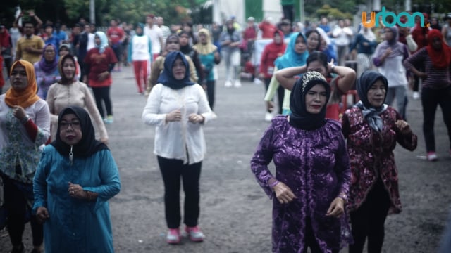 Puluhan Ibu-ibu dari Yayasan Jantung Indonesia melaksanakan kegiatan senam di kawasan Kambang Iwak Palembang, Minggu(21/4) Foto: abp/Urban Id