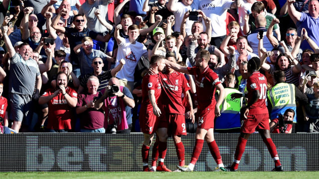 Para pemain Liverpool merayakan gol. Foto: REUTERS/Rebecca Naden