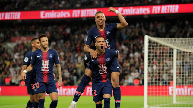 Mbappe merayakan kemenangan bersama pemain PSG yang lain. Foto: REUTERS/Gonzalo Fuentes