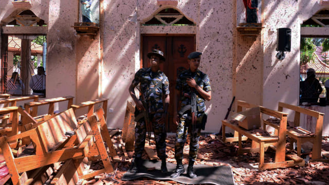 Dua orang otoritas keamanan sedang berjaga di Negombo, Sri Lanka, di bom. Foto: Reuters