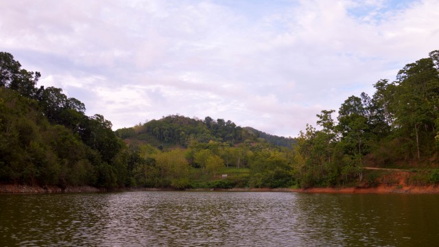 Danau buatan atau Embung Dumati tampak begitu sejuk dengan pepohonan hijau dan pegunungan yang semakin menambah keindahan obyek wisata yang terletak di Desa Dumati, Kecamatan Telaga Biru, Kabupaten Gorontalo. (Foto: Tomy Pramono/banthayoid)