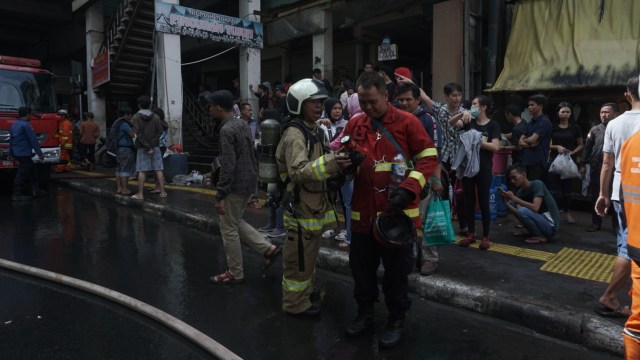 Petugas pemadam kebakaran di pasar Tanah Abang, Jakarta,  Senin (22/4/2019). Foto: Irfan Adi Saputra/kumparan
