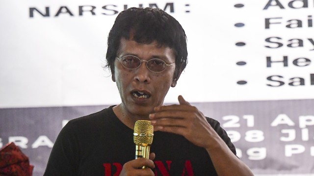 Aktivis 98 Adian Napitupulu menyampaikan pandangannya saat diskusi. Foto: ANTARA FOTO/Hafidz Mubarak A