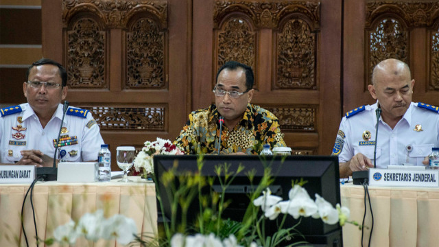 Menteri Perhubungan Budi Karya Sumadi (tengah), memimpin Rapat Koordinasi Kesiapan Angkutan Lebaran 2019, Foto: ANTARA FOTO/Aprillio Akbar