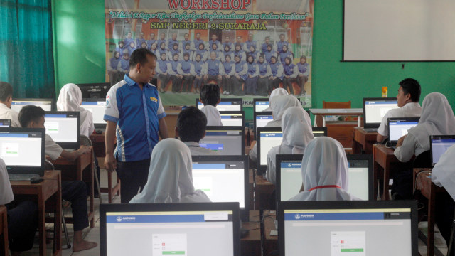 Sejumlah siswa Sekolah Menengah Pertama (SMP) mengikuti Ujian Nasional Berbasis Komputer (UNBK) di SMP N 2 Sukaraja, Bogor, Jawa Barat, Senin (22/4/2019). Foto: ANTARA FOTO/Yulius Satria Wijaya