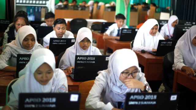 Sejumlah siswa Sekolah Menengah Pertama (SMP) mengikuti Ujian Nasional Berbasis Komputer (UNBK) di SMP N 2 Sukaraja, Bogor, Jawa Barat, Senin (22/4/2019). Foto: ANTARA FOTO/Yulius Satria Wijaya