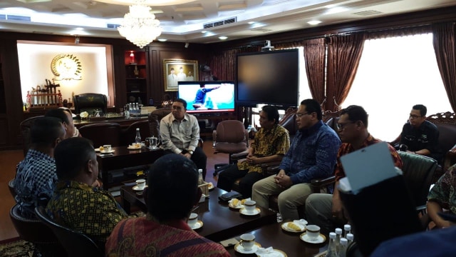 Wakil Ketua DPR Fadli Zon, menerima laporan WNI di Malaysia tentang surat suara capres cawapres yang sudah tercoblos di Malaysia. Foto: Ricad Saka/kumparan
