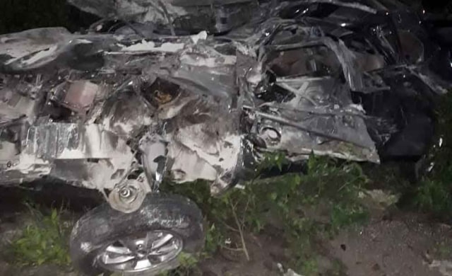 Kondisi Toyota Avanza yang hancur usai menabrak truk tronton