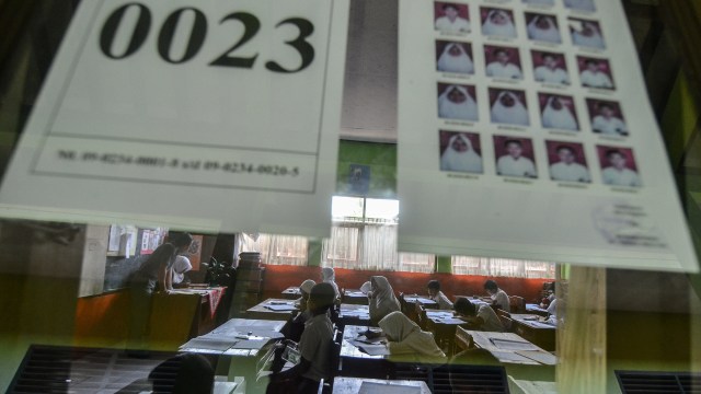 Siswa Sekolah Dasar Negeri 3 Pengadilan mengikuti Ujian Sekolah Berstandar Nasional (USBN) di Ruang Kelas 0023, Tarumanagar, Kota Tasikmalaya, Jawa Barat, Senin (22/4/2019). Foto: ANTARA FOTO/Adeng Bustomi