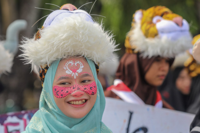Peserta parade Global March di Banda Aceh dalam rangka peringatan Hari Bumi 22 April 2019 yang mengusung tema "Lindungi Spesies Kita". Foto: Suparta/acehkini