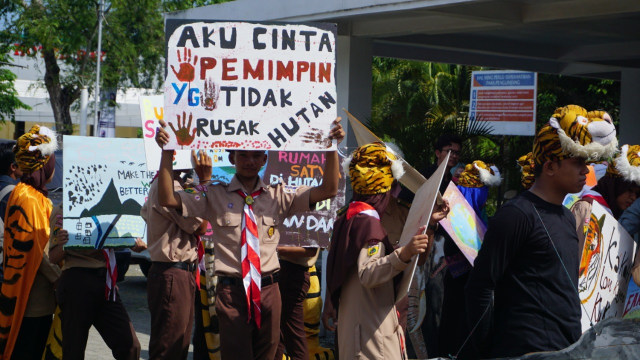 Sejumlah pemuda lintas oraganisasi dan pegiat lingkungan di Banda Aceh menggelar parade memperingati hari bumi 22 April 2019. Foto: Zuhri Noviandi/kumparan