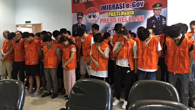 Konferensi pers penangkapan 40 WNA di Rumah Detensi Imigran (Rudenim). Foto: Afiati Tsalitsati/kumparan