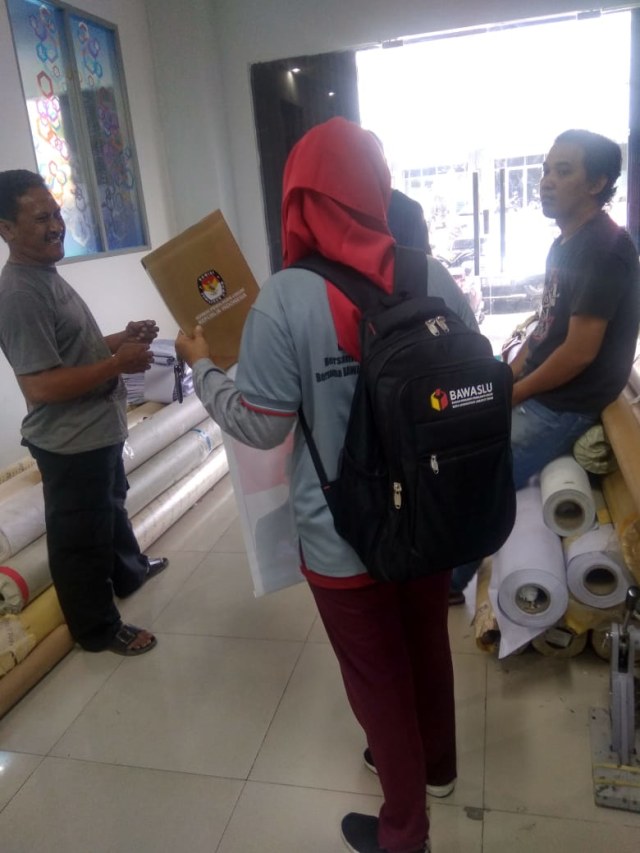 Hoaks Video Operasi Tangkap Tangan Truk KPU Pengangkut C1 di Condet (151132)