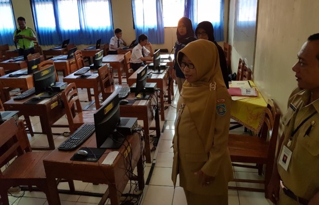 Bupati Tegal, Umi Azizah, meninjau pelaksanaan Ujian Nasional Berbasis Komputer (UNBK) di SMP N 1 Slawi,, Senin (22/4). (Foto: Irsyam Faiz)