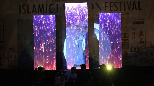 Potret Street Fashion ala Desainer Aceh (84072)