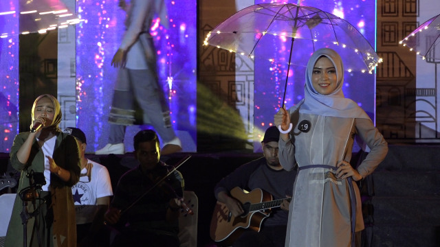 Potret Street Fashion ala Desainer Aceh (84073)