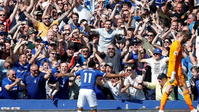 Selebrasi Theo Walcott usai mencetak gol keempat untuk Everton. Foto: REUTERS/Andrew Yates