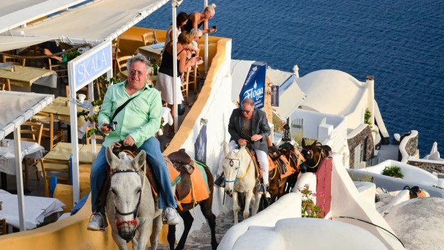 Keledai membawa pengunjung di Santorini, Yunani Foto: Shutter Stock