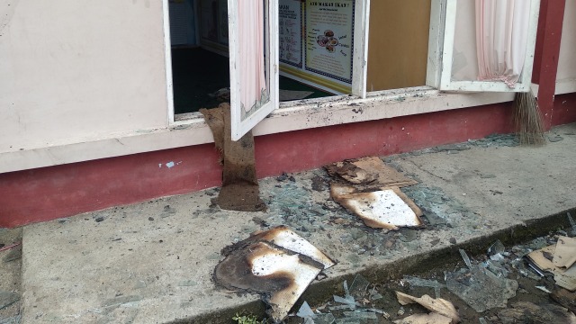 kebakaran gudang logistik pemilu di Pesisir Selatan.jpg