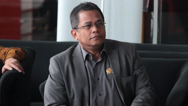 Sekretaris Jenderal (Sekjen) DPR Indra Iskandar menunggu panggilan penyidik saat akan menjalani pemeriksaan di Gedung KPK. Foto: ANTARA FOTO/Reno Esnir  
