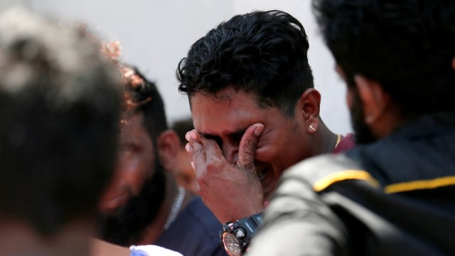 Seorang kerabat korban ledakan gereja St. Anthony dan gereja Kochchikade menangis di dekat kamar mayat polisi di Kolombo, Sri Lanka. Foto: REUTERS / Dinuka Liyanawatte