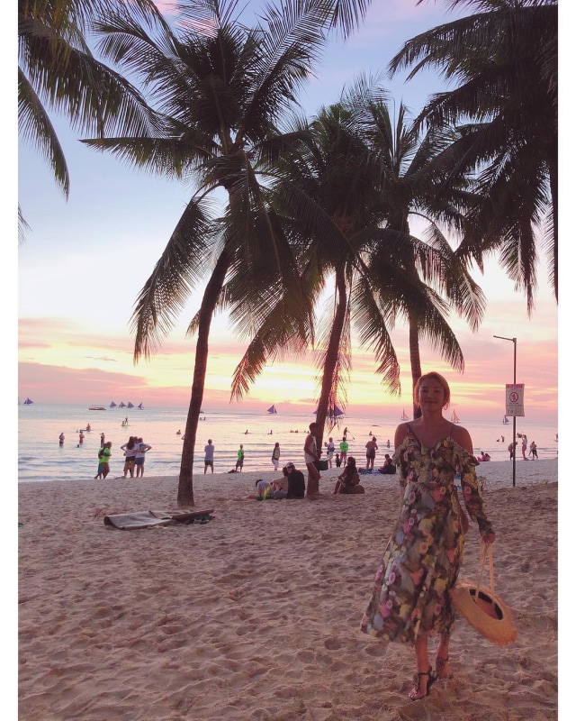 Hyoyeon berpose dengan latar belakang sunset yang indah di Pulau Boracay, Filipina. Foto: Instagram @watasiwahyo