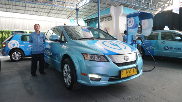 BYD e6 jadi armada taksi listrik Bluebird di Indonesia. Foto: Ghulam Muhammad Nayazri / kumparanOTO