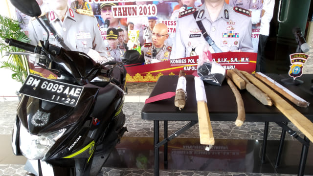 BARANG bukti yang disita Polresta Pekanbaru dari tangan pelaku, diduga anggota geng motor, Senin, 22 April 2019. Tiga Bintara Polda Riau menjadi korban penikaman orang tak dikenal. 