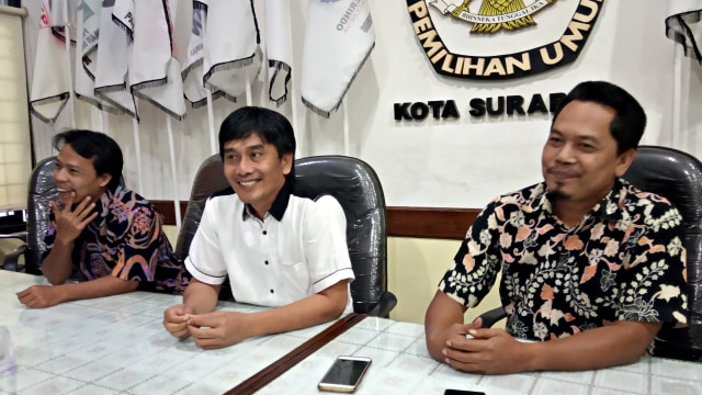 Ketua KPU Kota Surabaya Nur Syamsi (tengah). Foto: Yuana Fatwallah/kumparan