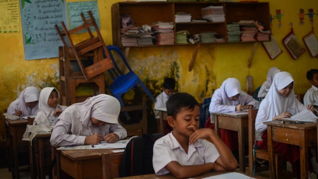 Siswa mengikuti Ujian Sekolah Berstandar Nasional (USBN) di SDN VII Dayeuhkolot yang terdampak banjir di Kabupaten Bandung, Jawa Barat, Senin (22/4). Foto: ANTARA FOTO/Raisan Al Farisi