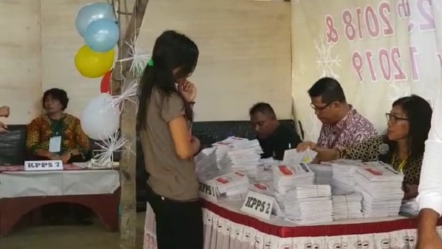 Seorang Pemilih mengantri untuk mendapatkan kertas suara pada pemilihan umum 17 April 2019 lalu di Kota Manado, Sulawesi Utara