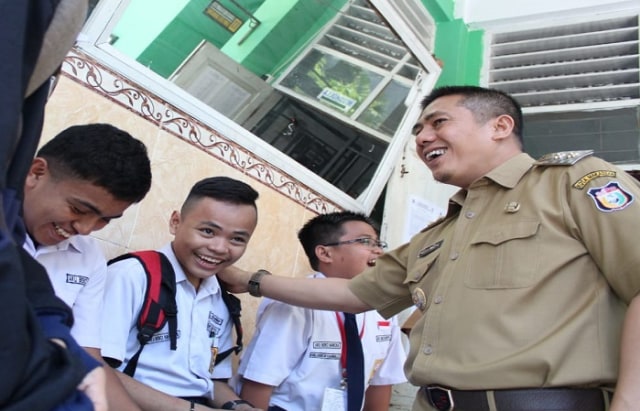 Wakil Walikota Makassar Syamsu Rizal berbincang dengan siswa SMPN 29 Makassar (Makassar Indeks).