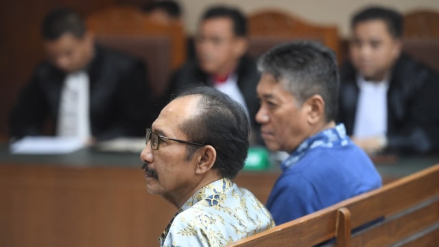 Terdakwa kasus dugaan suap pada PN Jakarta Selatan R Iswahyu Widodo (kiri) dan Irwan (kanan) mengikuti sidang dakwaan di Pengadilan Tipikor, Jakarta, Senin (22/4). Foto: ANTARA FOTO/Akbar Nugroho Gumay