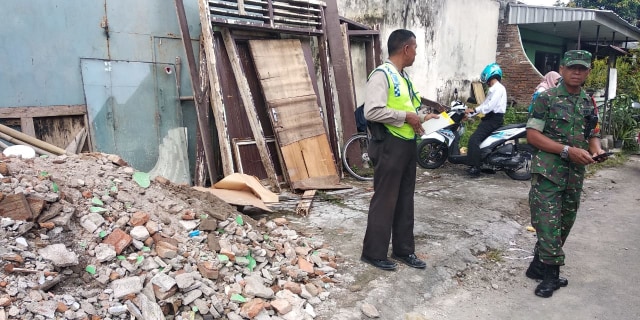 Petugas dari Polsek Banjarsari dan Babinkamtibmas Sumber saat berada di lokasi penemuan jasad bayi pada Senin (22/04/2019) pagi. (Agung Santoso)