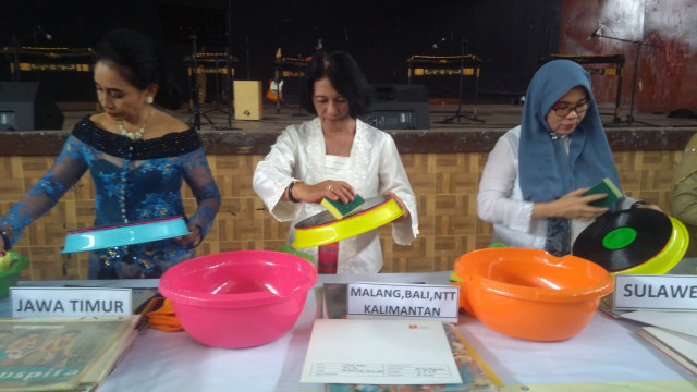 Sejumlah perempuan daru Komunitas Ibu Cerdas Indonesia saat mencuci piringan hitam.(foto: Gigih Mazda/Tugu Malang).