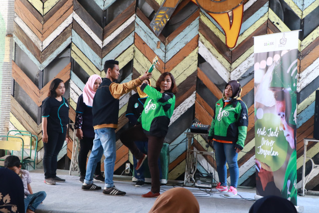Perwakilan driver Srikandi Gojek Solo Raya memperagakan trik untuk pertahanan diri pada acara "BBM" (Bengkel Belajar Mitra) di Waroeng Kroepoek, Solo, pada Senin (22/4/2019). (Fernando Fitusia)