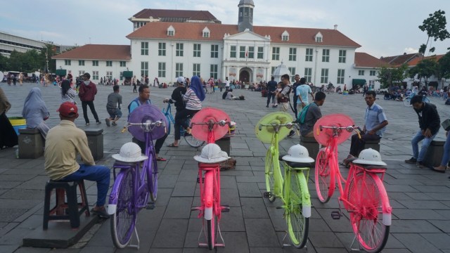 Sejumlah sepeda untuk disewakan berada di Taman Fatahillah, Kota Tua, Jakarta, Senin, (22/4). Foto: Irfan Adi Saputra/kumparan