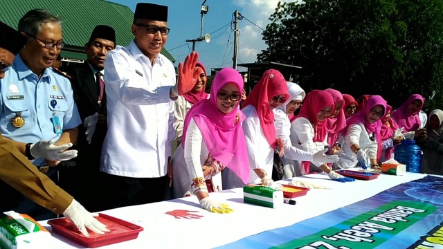 Plt Gubernur Aceh Nova Iriansyah dan istri bersama perwakilan Forkopimda Aceh melakukan cap tangan sebagai bentuk penolakan terhadap pornografi, Senin (22/4). Foto: Husaini/acehkini