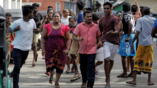 Sejumlah orang berlari ketika militer mencoba menjinakkan sebuah mobil yang dicurigai terdapat bom di Sri Lanka. Foto: REUTERS / Dinuka Liyanawatte