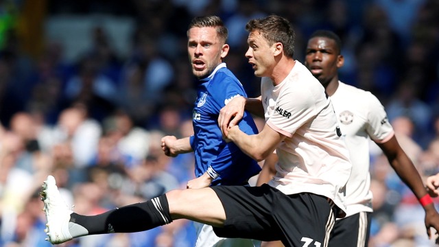 Nemanja Matic berduel dengan Gylfi Sigurdsson dalam laga Everton vs Manchester United. Foto: Andrew Yates/Reuters