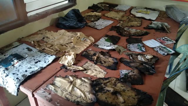 Kebakaran melanda aula kantor Kecamatan Koto XI Tarusan yang menyimpan kotak suara Pemilu 2019. (Irwanda/langkan.id)