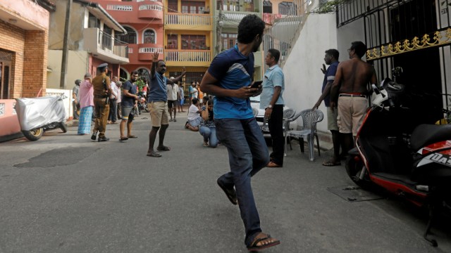 Sejumlah berhamburan keluar rumah ketika ledakan mobil di Kolombo, Sri Lanka. Foto: REUTERS/Dinuka Liyanawatte