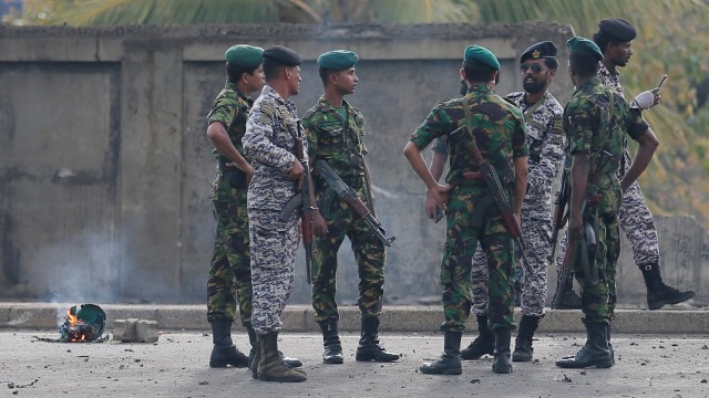 Sejumlah petugas pasukan khusus satgas bom Sri Lanka berada di sekitar ledakan sebuah mobil di Kolombo, Sri Lanka. Foto: REUTERS/Dinuka Liyanawatte