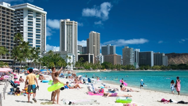 Pantai Waikiki terkenal karena lautnya yang indah dan pasir putih yang menawan Foto: Shutter Stock