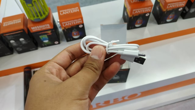 Kabel USB untuk men-charge daya lampu pembasmi nyamuk. Foto: Utomo Priyambodo/kumparan
