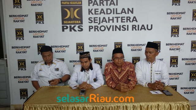 KETUA DPW PKS Riau, Hendri Munief (dua kiri) saat gelar konferensi pers akhir pekanlalu. DPW PKS Riau sangat yakin menjadi pemenang pada Pemilu 2019 di Riau. 